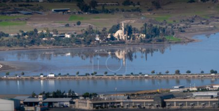 Téléchargez les photos : Hala Sultan Tekke ou la mosquée d'Umm Haram sur la rive ouest du lac salé Larnaca, à Larnaca, Chypre - en image libre de droit