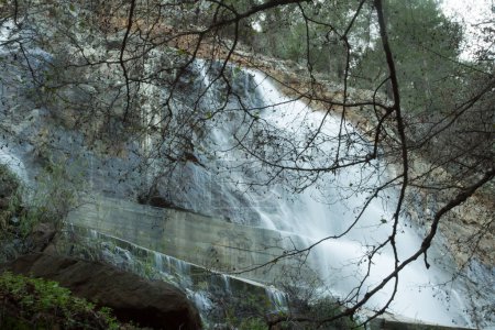 Téléchargez les photos : Waterfall on rocks at daytime - en image libre de droit