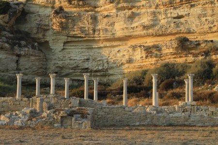 Téléchargez les photos : Ancient columns at Kourion beach, Greece - en image libre de droit