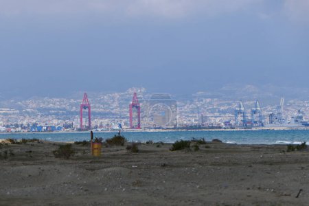 Téléchargez les photos : Distance view of port at Limassol city - en image libre de droit