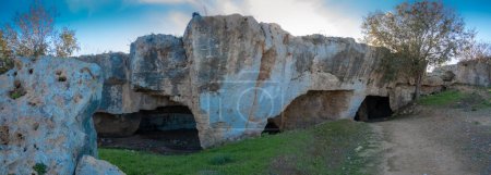 Téléchargez les photos : Scenic view of cave at Fabrica Hill Paphos, Cyprus - en image libre de droit