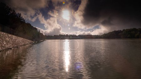 Téléchargez les photos : Scenic view of lake under cloudy sky - en image libre de droit