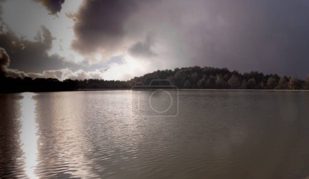 Foto de Scenic view of lake under cloudy sky - Imagen libre de derechos