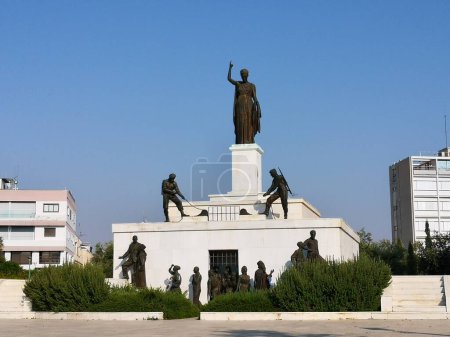 Téléchargez les photos : Monument on old street in greece - en image libre de droit