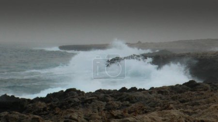 Téléchargez les photos : Rocky cliff in the sea, the waves crashing into the sea, Protaras, Cyprus. - en image libre de droit