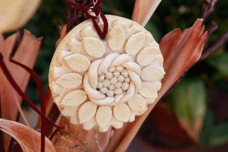 Téléchargez les photos : Pain décoré en forme de fleur suspendu à un ruban. Chypre nourriture traditionnelle - en image libre de droit
