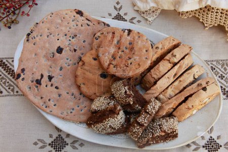 Téléchargez les photos : Divers biscuits faits maison avec des noix, des raisins secs et des graines de sésame sur l'assiette. Chypre pâtisseries traditionnelles. - en image libre de droit