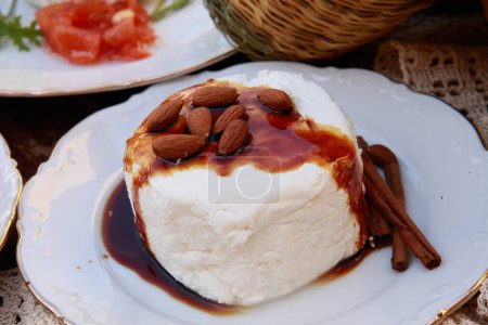 Téléchargez les photos : Chypre fromage blanc traditionnel à base de lait de chèvre et de mouton avec sauce sucrée et noix - en image libre de droit
