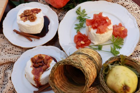 Téléchargez les photos : Chypre fromage blanc traditionnel à base de lait de chèvre et de mouton avec sauce sucrée et noix - en image libre de droit
