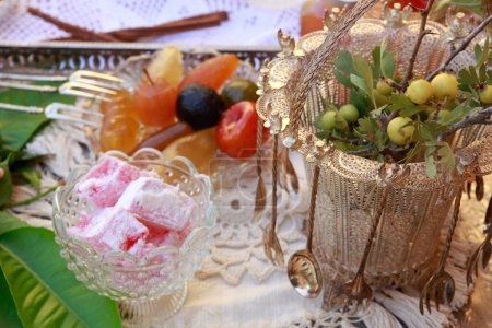 Téléchargez les photos : Vue rapprochée de la table avec petit déjeuner traditionnel chypriote - en image libre de droit