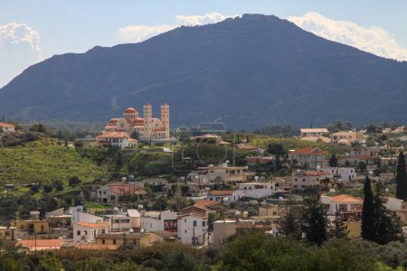 Téléchargez les photos : Vue aérienne du village de la vieille Grèce, arrière-plan de montagne verdoyant - en image libre de droit
