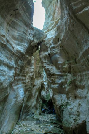 Foto de Avakas Gorge. Un profundo y muy estrecho barranco de arenisca y breccia en la región de Akamas, al oeste de Chipre - Imagen libre de derechos