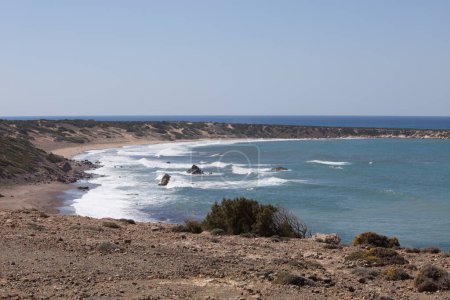 Foto de Península de Akamas desde Paphos, Chipre, vista aérea de la costa del mar, playa salvaje, paisaje amarillo, laguna azul, atracción turística popular - Imagen libre de derechos