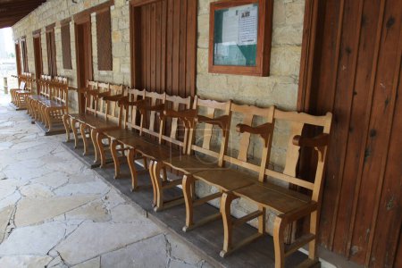 Téléchargez les photos : Chaises en bois dans l'église, Lofou Village - Chypre - en image libre de droit
