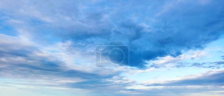 Téléchargez les photos : Fond bleu ciel avec des nuages blancs. Beauté fond d'air lumineux. Paysage cyan sombre et vif dans l'environnement horizon de jour vue d'horizon. - en image libre de droit