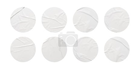 Foto de Conjunto de pegatinas redondas de papel blanco simulan etiquetas en blanco, aisladas sobre fondo blanco con ruta de recorte - Imagen libre de derechos