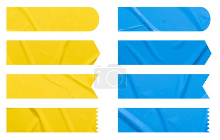 Foto de Conjunto de banner amarillo y azul pegatinas papel se burlan. Etiquetas en blanco etiquetas de diferentes formas, aisladas sobre fondo blanco con ruta de recorte para el trabajo de diseño - Imagen libre de derechos