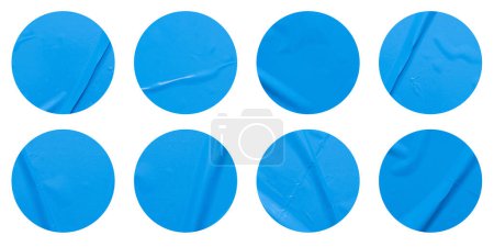 Foto de Conjunto de pegatinas redondas de papel azul se burlan de etiquetas en blanco, aisladas sobre fondo blanco con ruta de recorte para el trabajo de diseño - Imagen libre de derechos