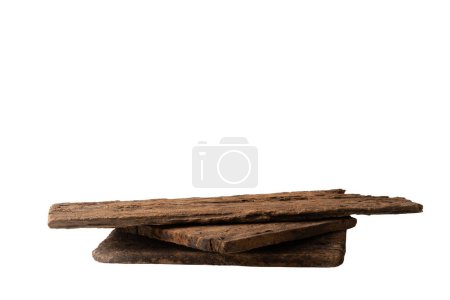 Téléchargez les photos : Vieille présentation de produit en bois podium style minimal, isolé sur fond blanc avec chemin de coupe pour le travail de conception - en image libre de droit