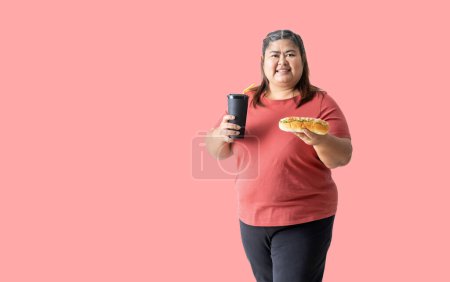 Asiatische Frau Fett hält Limo und Burger, isoliert auf rosa Hintergrund