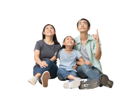Foto de Feliz sonriente joven asiática familia mirando hacia arriba y señalando el dedo en blanco espacio de trabajo, la familia tiene un divertido tiempo juntos Cuerpo completo aislado en pastel llano luz azul fondo - Imagen libre de derechos