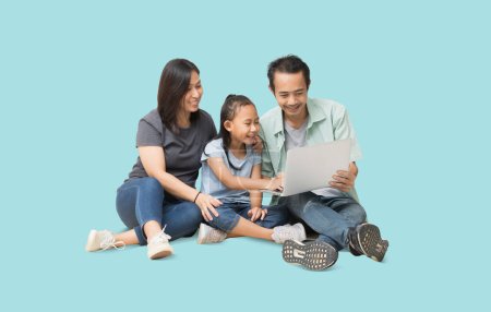 Téléchargez les photos : Portrait de famille asiatique heureuse de trois personnes utilisant un ordinateur portable ensemble une maison, Corps complet isolé sur fond bleu clair pastel - en image libre de droit