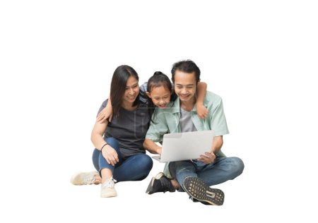 Foto de Familia asiática feliz de padre, madre e hija usando ordenador portátil sentado en el suelo, cuerpo entero aislado en el fondo, recorte de caminos para el trabajo de diseño - Imagen libre de derechos