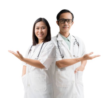 Foto de Servicios médicos. Asiático médico mujer y hombre, mano abierta palmera espacio de trabajo en blanco, aislado sobre fondo azul - Imagen libre de derechos