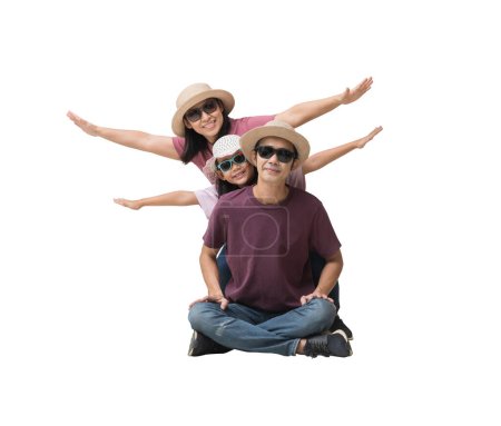 Foto de Family Travel Concept, Full body Felices vacaciones familiares asiáticas, Padre, madre e hija pequeña se sientan, extiendan sus brazos listos para el viaje de vacaciones, aislados sobre fondo blanco, recortando senderos - Imagen libre de derechos