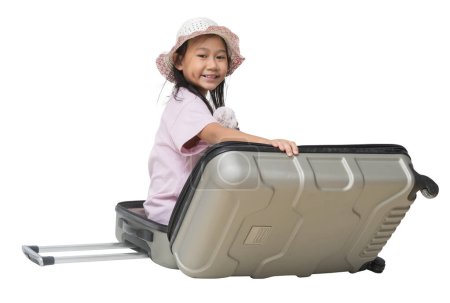 Téléchargez les photos : Happy souriant asiatique petite fille s'assoit sur une valise aventure vacances voyage rêve concept. Corps entier isolé sur fond blanc, Sentiers de coupe pour le travail de conception - en image libre de droit