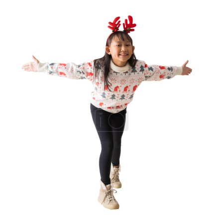 Téléchargez les photos : Joyeux jeune fille asiatique portant un pull de Noël avec des cornes de rennes, Happy souriant écarté vos bras debout posant portrait complet du corps, isolé sur fond blanc, Sentiers de coupe - en image libre de droit