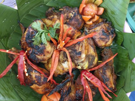 Gegrilltes Huhn und frisches indonesisches Gemüse.