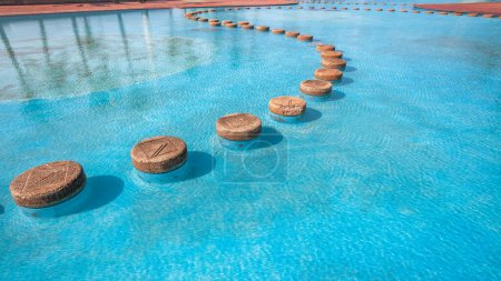 Téléchargez les photos : Grande piscine publique avec escaliers marches en eau bleue peu profonde. - en image libre de droit
