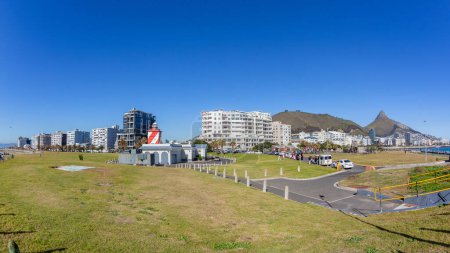 Téléchargez les photos : Cape Town Sea Point Promenade Appartements Montagnes Paysage - en image libre de droit