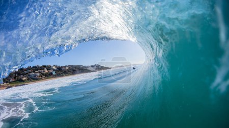 Foto de Ola hueca del océano nadando dentro del tubo estrellándose surfista surfeando agua fotografía perspectiva. - Imagen libre de derechos