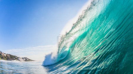 Téléchargez les photos : Océan vagues couleurs pittoresques de l'eau écrasement creux énergie puissance nage rencontre. - en image libre de droit
