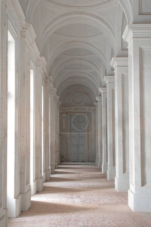 Photo for Antica galleria di architettura classica. Colonnato neoclassico con pavimento in mattoni - Royalty Free Image