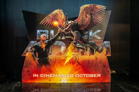 Foto de Bangkok, Tailandia - 14 de octubre de 2022: Hermoso Standee de una película llamada Black Adam es una película de superhéroes estadounidense basada en las exhibiciones de DC Comics en el cine para promover la película - Imagen libre de derechos