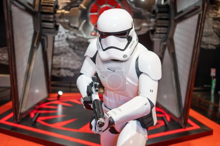 Téléchargez les photos : BANGKOK, BANGKOK- 25 mars 2023 : Portrait en studio d'une réplique du costume de Stormtrooper, avec pistolet blaster E-11. Il est un personnage fictif de la saga Star Wars. - en image libre de droit