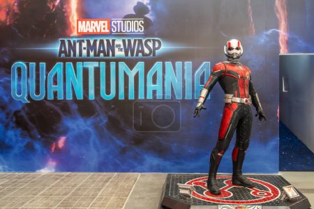 Foto de BANGKOK, TAILANDIA - 25 de marzo de 2023: Ant-Man Statue Figure Model of a movie called Ant-Man 3 and the Wasp: Quantumania displays at the cinema to promote the movie - Imagen libre de derechos
