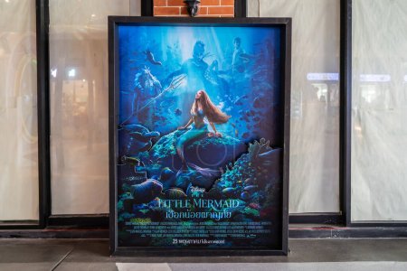 Foto de BANGKOK, TAILANDIA - 19 de abril de 2023: Un hermoso miembro de una película llamada The Little Mermaid Display en el cine para promocionar la película, Little Mermaid movie character made by Disney - Imagen libre de derechos