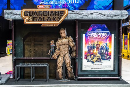 Téléchargez les photos : Bangkok, Thaïlande - 8 avril 2023 : Belle prise de position du film Guardians of the Galaxy Vol. 3 Affiche au cinéma pour promouvoir le film - en image libre de droit