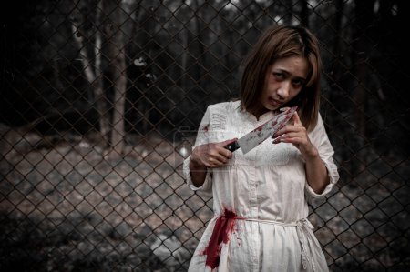 Foto de Hermosa mujer asiática, concepto de crimen de asesinato, Sangre en el cuerpo, Escena de horror - Imagen libre de derechos
