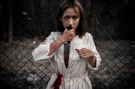 Foto de Hermosa mujer asiática, concepto de crimen de asesinato, Sangre en el cuerpo, Escena de horror - Imagen libre de derechos