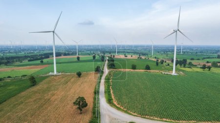 Foto de Vista desde el dron del parque eólico en la montaña, energía eléctrica renovable - Imagen libre de derechos