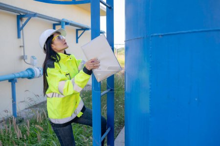 Téléchargez les photos : Ingénieurs de l'environnement travaillent dans les usines de traitement des eaux usées, plombier technicien féminin travaillant à l'approvisionnement en eau - en image libre de droit