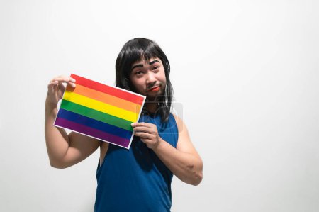 Téléchargez les photos : LGBT Pride concept mois, Asiatique beau mâle maquillage et porter tissu femme, Journée de la liberté gay, Portrait de non-binaire sur fond blanc - en image libre de droit