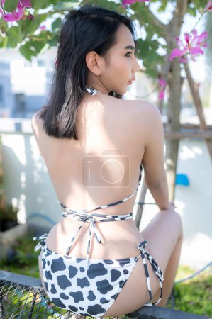 Téléchargez les photos : Asian beautiful woman pose for take a picture in the garden - en image libre de droit