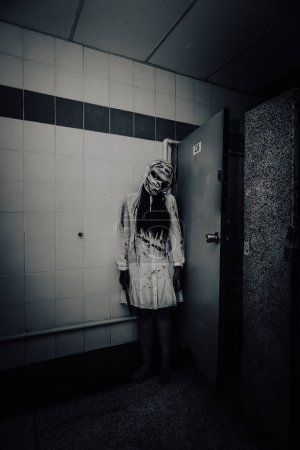 Foto de Retrato de mujer asiática maquillaje fantasma cara, escena de horror, fondo de miedo, cartel de Halloween - Imagen libre de derechos