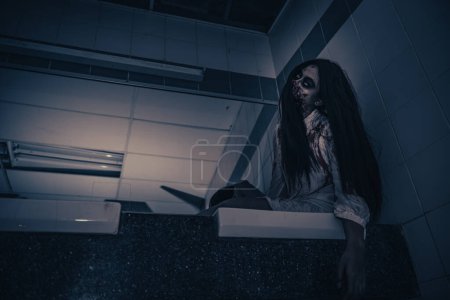 Foto de Retrato de mujer asiática conforman la cara fantasma, Escena de horror, Fondo de miedo, Cartel de Halloween - Imagen libre de derechos